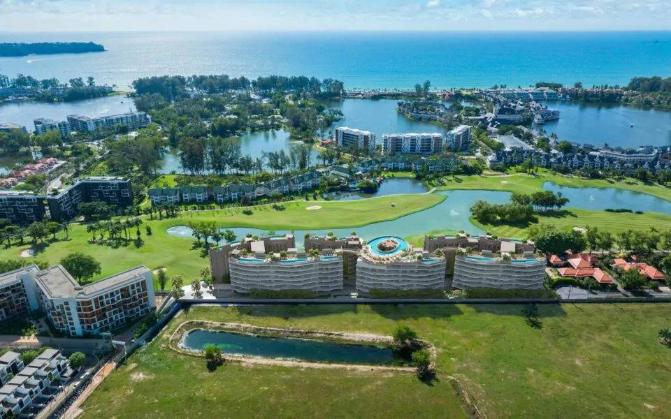 Курорт у моря с зелеными лужайками
